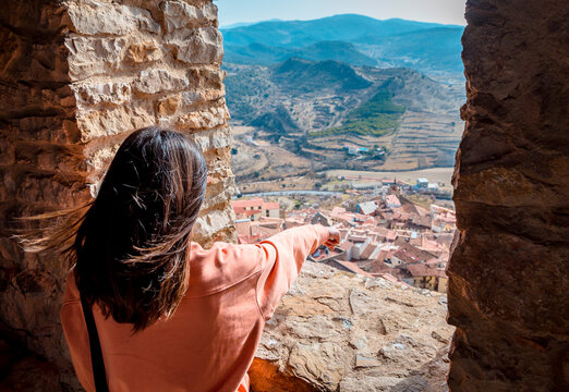Joven turista disfrutando y fotografiando las hermosas vistas de la poblaci&oacute;n de Morella, una ciudad amurallada medieval del interior de la Comunidad Valenciana, en Castell&oacute;n.