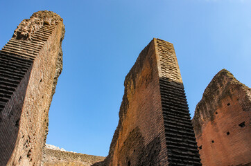 ローマ・コロッセオの内部の構造物