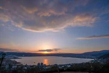 長野県諏訪市立石公園からの夕日と諏訪湖