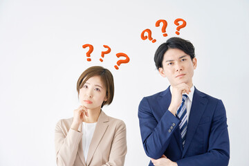 ビジネスウーマンとビジネスマン　考える　クエスチョンマーク　白背景