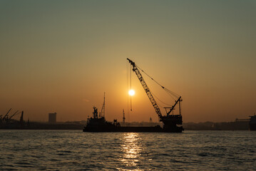 Fototapeta premium クルーザーから見た工業地帯の夕焼け