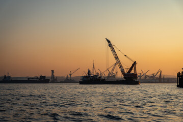 Obraz premium クルーザーから見た工業地帯の夕焼け