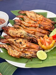 grilled shrimps with lemon and salad