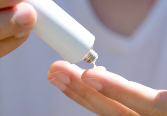 The woman's hand, she uses steroids Apply External type