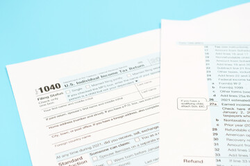 Obraz premium Individual tax form on blue background top view, close-up.