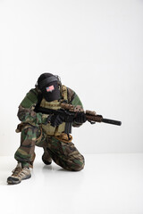 銃を構える男性　war