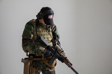 銃を構える男性　war