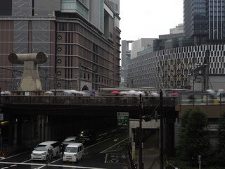 雨の都会の交差点