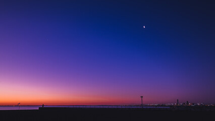 朝焼け空に浮かぶ三日月 © 弘晃 池下