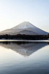 Fototapeta na wymiar 早朝の山梨県精進湖と富士山