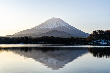 早朝の山梨県精進湖と富士山