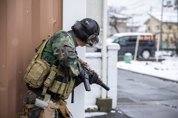 銃を持って狙いを定める軍人　soldier
