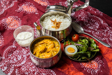 典型的なインドのカレーとナン Typical Indian curry set
