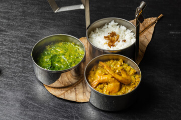 典型的なインドのカレーとナン Typical Indian curry set