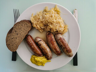 Fränkische Bratwürste mit Sauerkraut, Senf und Bauernbrot