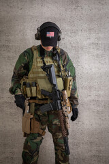 Fototapeta premium 銃を持って立つ軍人 soldier
