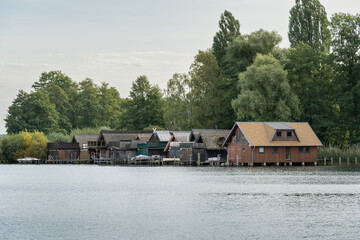 Fototapeta na wymiar Boosthäuser am Schweriner See (Innensee), Mecklenburg-Vorpommern