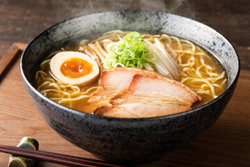 湯気の立つ、シズル感のある醤油ラーメン