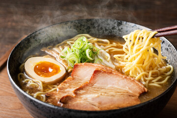 湯気の立つ、シズル感のある醤油ラーメン