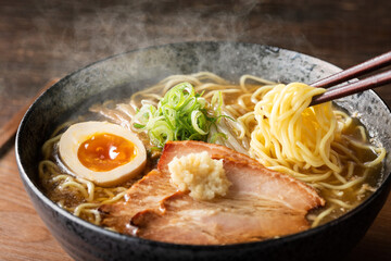 湯気の立つ、シズル感のある味噌ラーメン
