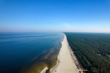 Morze Bałtyckie, widok z lotu ptaka z drona lecącego nad pustą, piękną plażą. Drobne fale rozbijające się o piaszczystą plażę. - obrazy, fototapety, plakaty