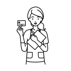 立って書類とカードを手に持つ看護師の女性