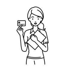 立って書類とカードを手に持つポロシャツの女性