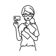 立って書類とカードを手に持つビジネススーツの女性