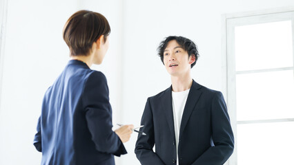 ビジネスマン・話す・インタビュー・会議・ミーティング