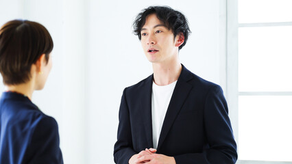 ビジネスマン・話す・インタビュー・会議・ミーティング