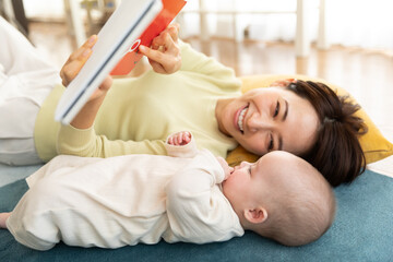 絵本を読む母親と赤ちゃん