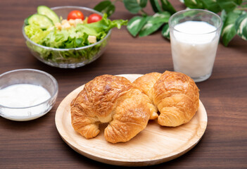 朝食のクロワッサンとサラダとヨーグルト