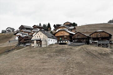 Der Weiler Runch, abseits des Massentourismus,  oberhalb von Wengen in Südtirol besteht aus sehr...