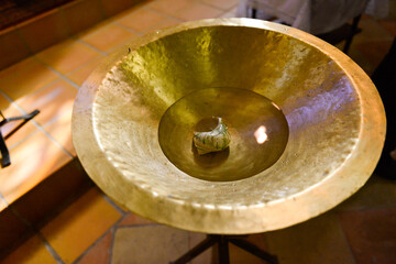 Coquillage dans une vasque remplie d'eau pour la cérémonie d'un baptême dans une église