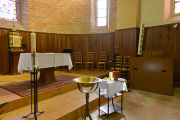 Vasque et éléments préparés sur une table pour la cérémonie d'un baptême dans une église