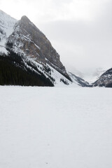 Obraz premium banff rocky mountains in canada snowy big green trees cloudy