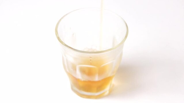 冷えたガラスのコップにそそがれる冷たいお茶の映像。グラスが冷えているので水滴がついていて爽やかなイメージ