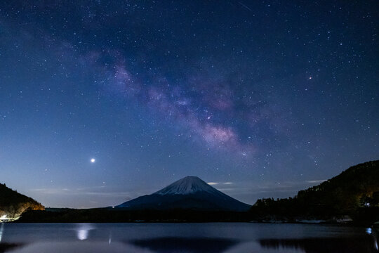 山梨県精進湖と富士山と天の川の星空
