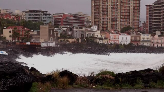 Onde alte 3 metri che si infrangono sulla scogliera di San Giovanni Li Cuti a Catania, distruggendo una struttura balneare