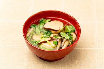 家庭料理　干し椎茸と三つ葉のお澄まし汁　和食　日本