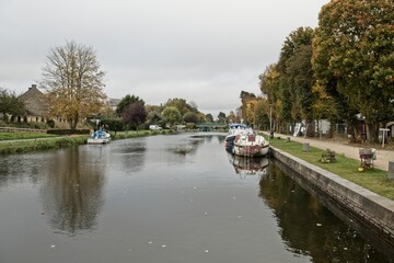Fototapeta na wymiar canal and boats in france