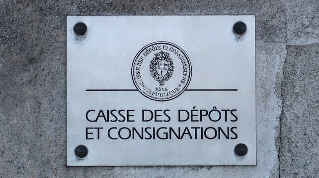 Plaque &agrave; l&rsquo;entr&eacute;e du si&egrave;ge de la Caisse des D&eacute;p&ocirc;ts et Consignations (CDC) &agrave; Paris &ndash; f&eacute;vrier 2022 (France)