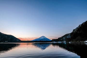 Naklejka premium 日の出前の山梨県精進湖と富士山