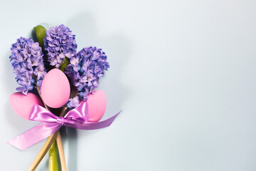 Fototapeta na wymiar Easter card on a grey background with flowers.