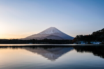 日の出前の山梨県精進湖と富士山