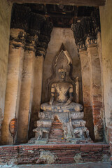 Fototapeta na wymiar Broken ancient Buddha statue,Ancient buddha broken at wat chaiwattanaram ayuthaya thailand