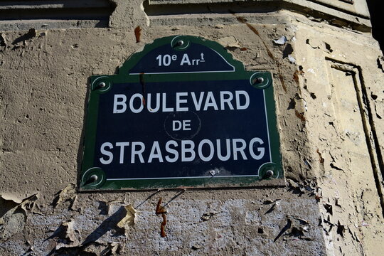 Boulevard de Strasbourg. Plaque de nom de rue. Paris.