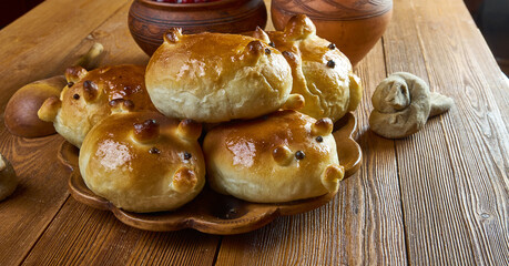 Children's pies figurines of piglets