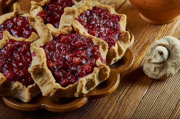 Karelian pasty with berries © Fanfo