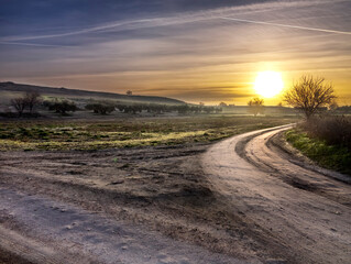Amanece en el desvio de caminos en los campos de Pinto. Madrid. España.